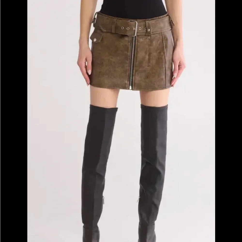 BlankNYC brown faux lea motto micro mini skirt - Picture 3 of 12